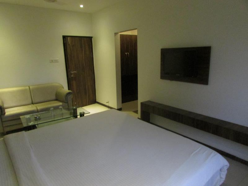 Oyo 4316 Hotel Sai Empire Ширди Экстерьер фото
